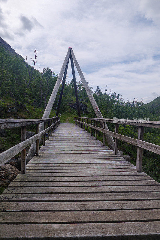 挪威Dovrefjell国家公园的sk<s:1> kbekken河上的桥梁，靠近Kongsfold，是Driva河的一条支流。从奥斯陆到特隆赫姆的朝圣路线上，Gamle Kongevegen在圣奥拉夫之路上